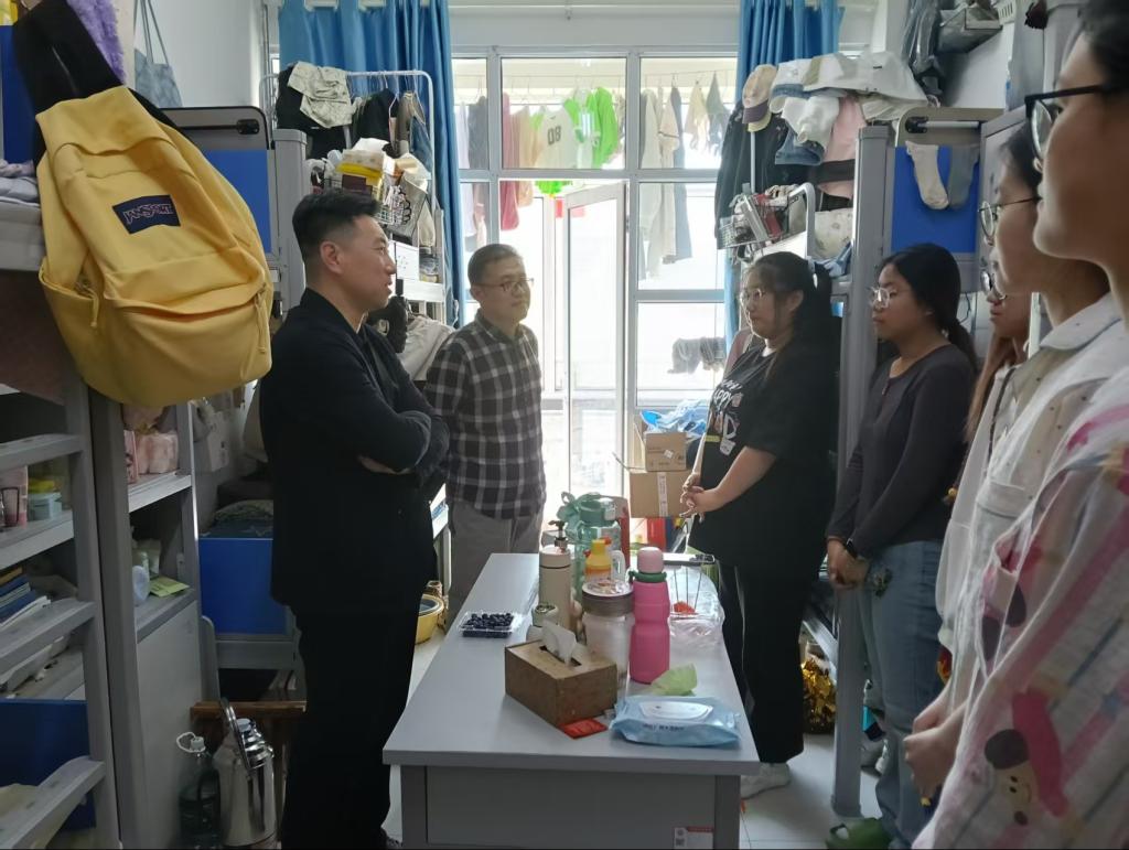 系领导带领辅导员深入学生宿舍走访调研