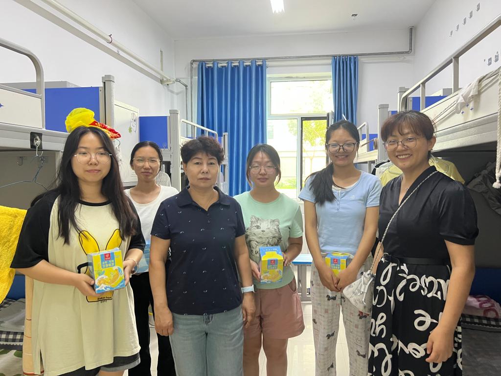 会计系党总支开展慰问暑期留校学生活动